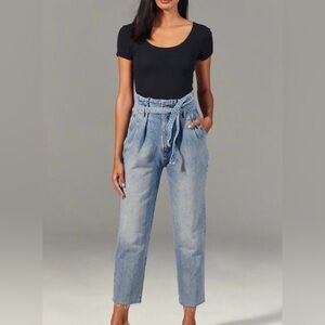 Abercrombie & Fitch high-rise paperbag waist mom jeans in a light wash sz 27 EUC